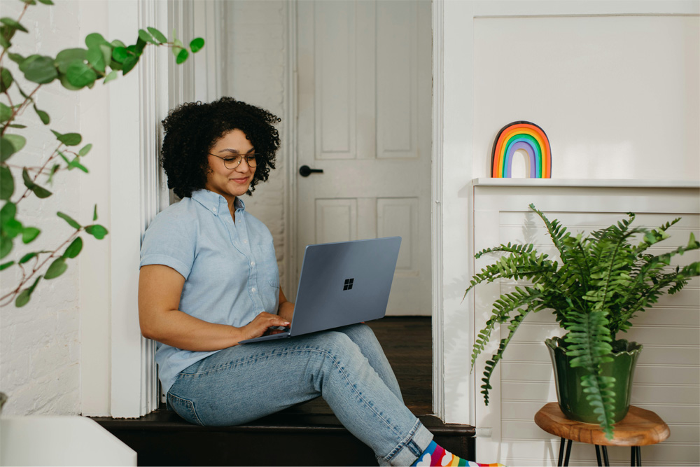 A woman speaking with a provider on her laptop.