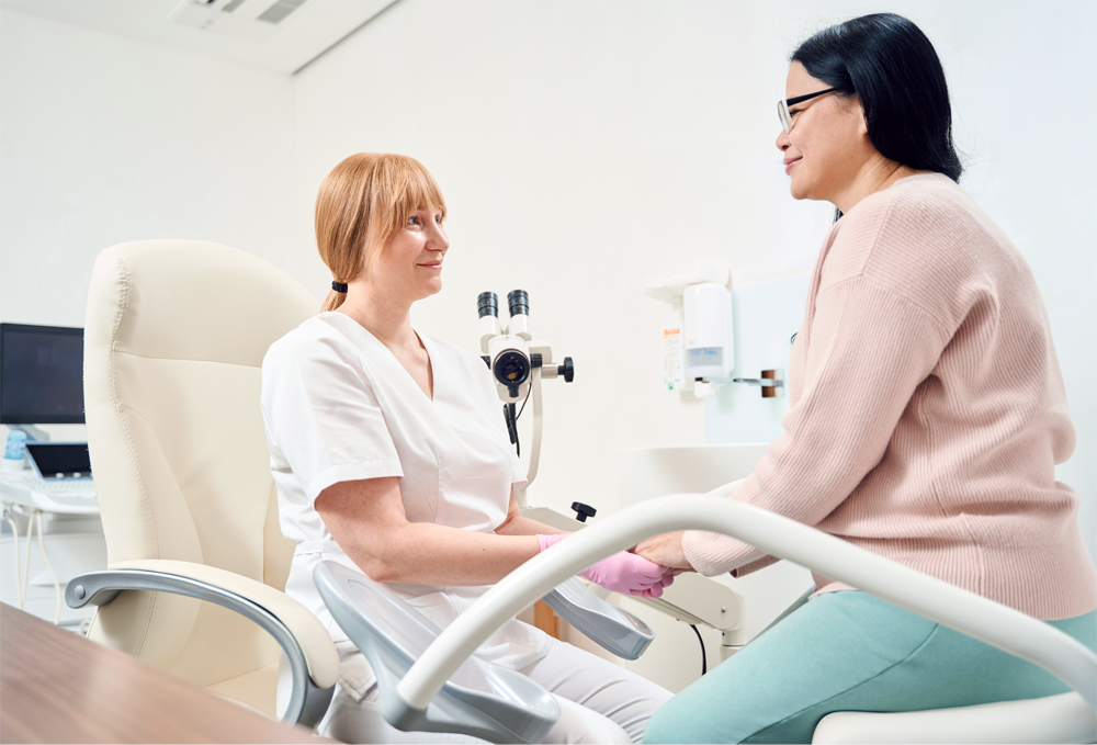 A doctor consults a patient on menopause symptoms.